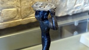 Diese kleine, etwa 10 cm grosse Figur bringt Brote auf einem Tablett zum Tempel.
