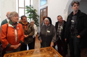 Im Kloster gibt und gab es Möche, die grosse Künstler waren, dieser wunderbare Tisch mit den schönen Intarsien hat Bruder Columban gemacht.