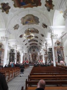 In der Klosterkirche. Wir sind heute nicht die einzigen, die sich das Kloster und die Kirche zeigen lassen.
