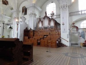 Blick in den Chorraum der Kirche