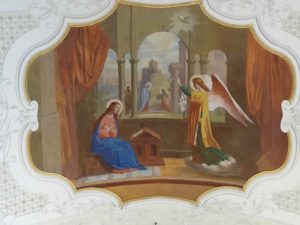 besser einen Blick an die Decke der Kirche werfen, da erzählen die Spiegel Marias Geschichte.