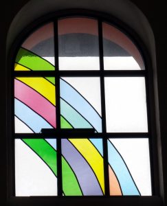 Wasser und Sonne verbindet er mit dem Regenbogen: