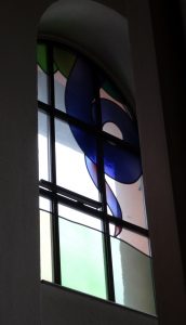 oder - hinter der Orgel versteckt, auf zwei Fenstern - die Schlange