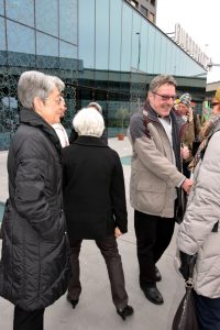 Begrüssung vor dem Haus der Religionen