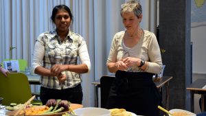 Die beiden Köchinnen erklärten uns die verschiedenen Köstlichkeiten