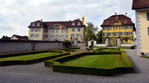 links das Haus des Propstes, rechts wohnt der Kustos