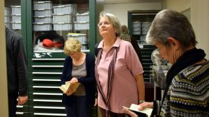 Mit der Bibel in der Hand durch die neue Ausstellung gewandert.