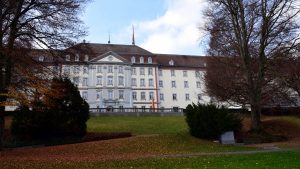Während wir warten, bis alle da sind, machen wir einen kleinen Spaziergang durch den Park und gewinnen so einen Eindruck von der Grösse der ganzen Klosteranlage.