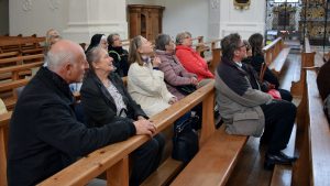 Aufmerksame Zuhörer_innen in der Kirche.