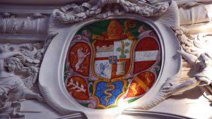 In der Mitte das Abtei-Wappen von Abt Placidus Zurlauben (anfangs 18. Jh.), links der Habsburger Löwe, rechts das Wappen von Österreich, unten links das Wappen von Lothringen, in der Mitte das Konvent-Wappen und unten rechts die gelben Kyburger Löwen.