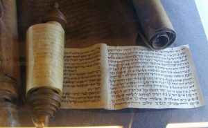 Kleine Rolle mit dem Buch Ester