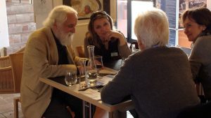Max Rüedi (links) im Gespräch mit Marie-Louise Romer, Rita Pfister und Eugen Rechsteiner