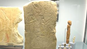 der Pharao hält seinen Feind beim Haarschopf. - Er bändigt das Chaos