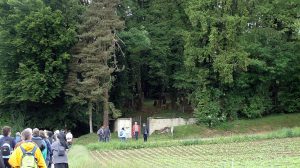 Vor dem jüdischen Friedhof