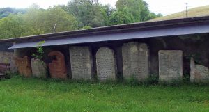 Grabplatten vom ehemaligen Friedhof auf der Rheininsel