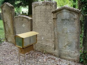  Gräber von drei Rabbinern, denen auch Wunder- bzw. Heilkräfte nachgesagt werden.