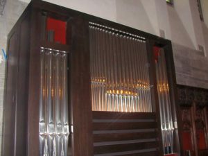 die kleine Orgel im Chor (624 Pfeifen)