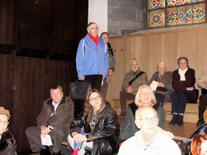Andächtige Zuhörer auf der Empore, bei der grossen Orgel