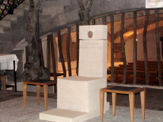 nur der bischöfliche Sitz, die Kathedra, macht aus einer Kirche eine Kathedrale, auch aus einer nicht so grossen Kirche...