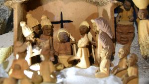Krippe aus einem Lepra-Dorf. Man beachte, dass die Figuren zum Teil keine Hände, Arme und Beine haben, wie das in diesen Dörfern eben so ist...