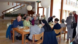 beim Mittagessen