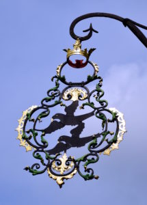 Wirtshausschild "Zu den zwei Raben"
