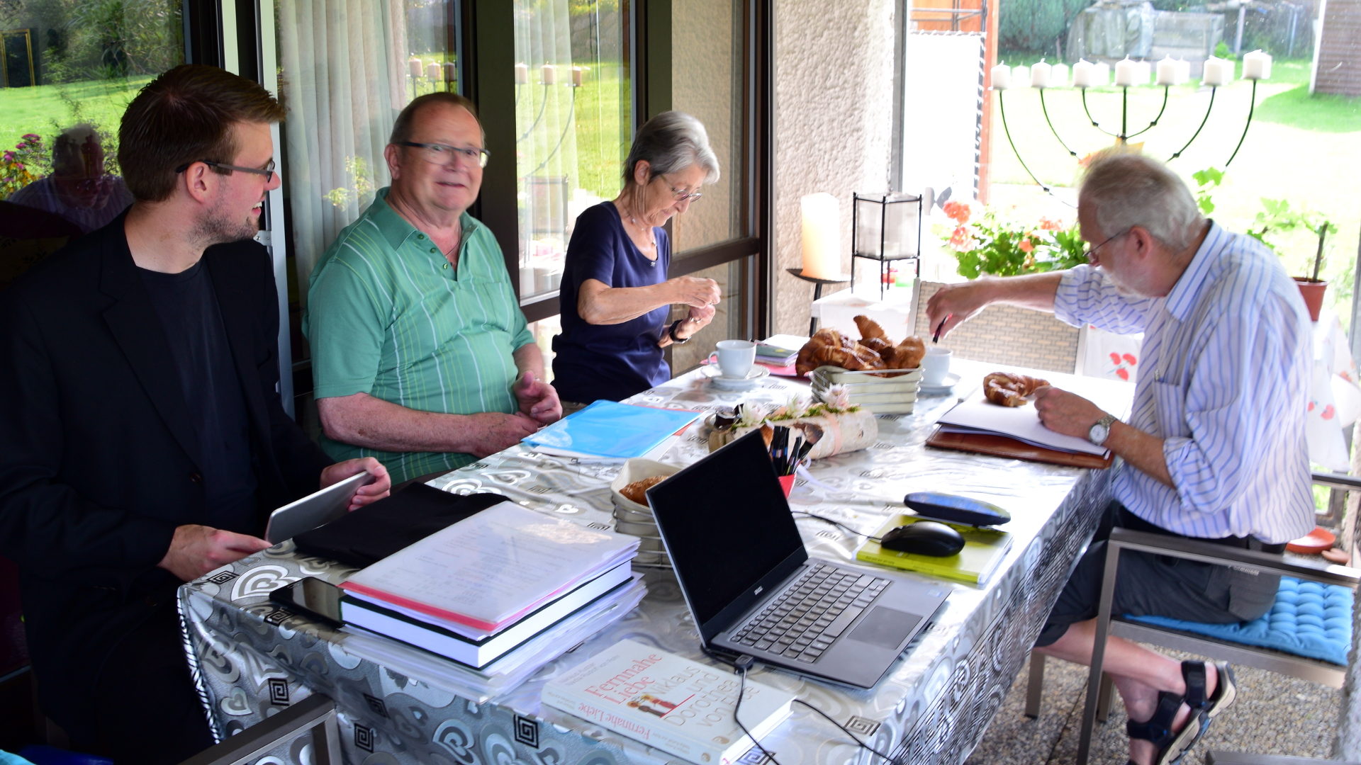 Florian, Hansruedi, Idda, Clemens - von Barbara sieht man nur den Laptop, von Alois eine Beige Papier...