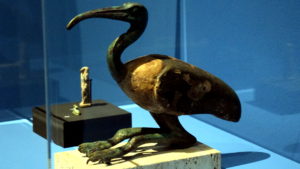 Ibis, das Tier des Botengottes Thot. Klar, dass ein geflügeltes Tier sich besonders eignet als Symbol für einen Botengott!