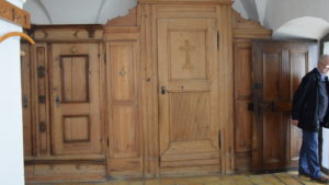 Beichthäuschen in der Sakristei der Kirche?