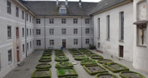 Blick aus dem Fenster in den Innenhof