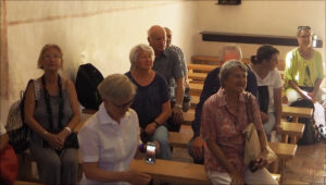 aufmerksame Zuhörer_innen in der Kirche