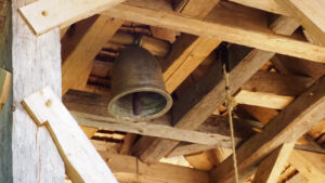 vor Ort gegossene Glocke im Kirchturm