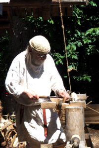 Drechsler bei der Arbeit