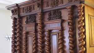 neben den modernen Kopierapparaten steht auch schon mal ein fantastischer Schrank