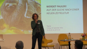 Veronika Bachmann begrüsst das Publikum