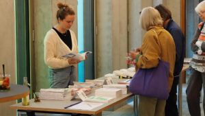 auch für geistige Nahrung ist gesorgt. Stand der "neuen Wege"
