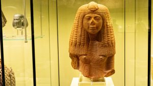 Ägypter und Ägypterinnen tragen eine Perücke.