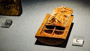 Reliquienkästchen mit dem römischen Gott Äskulap