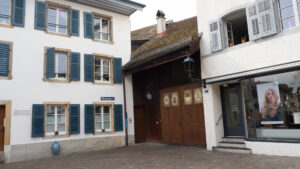 hinter der kleinen Holztür ist der Hexenturm, links der alte Spittel, rechts eine ehemalige Scheune, heute ein Zunftkeller